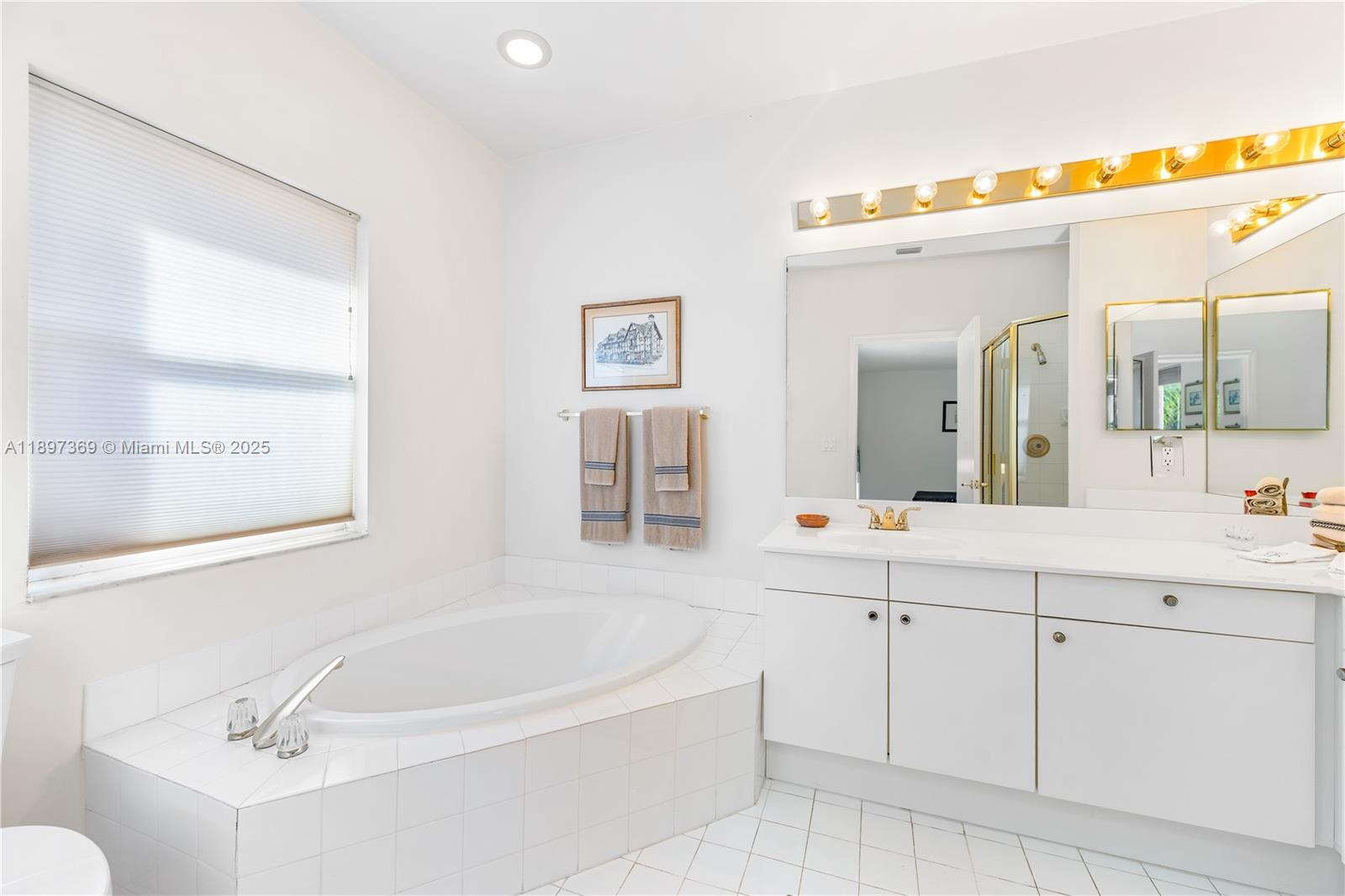 ISLAND WAY - Residential