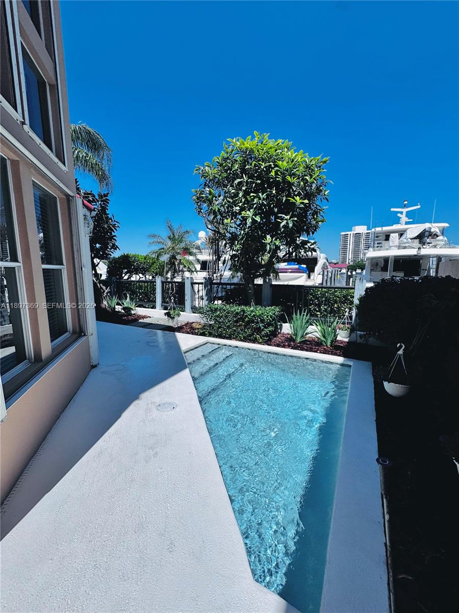 ISLAND WAY - Residential