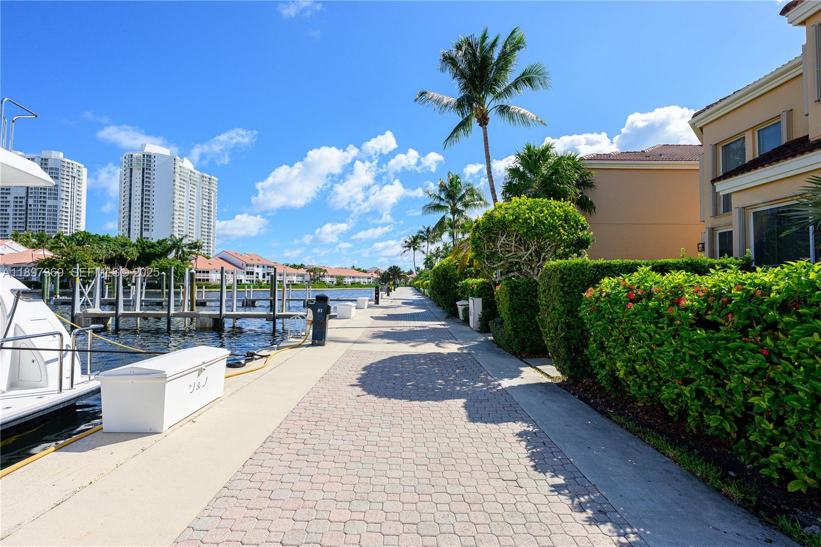 ISLAND WAY - Residential