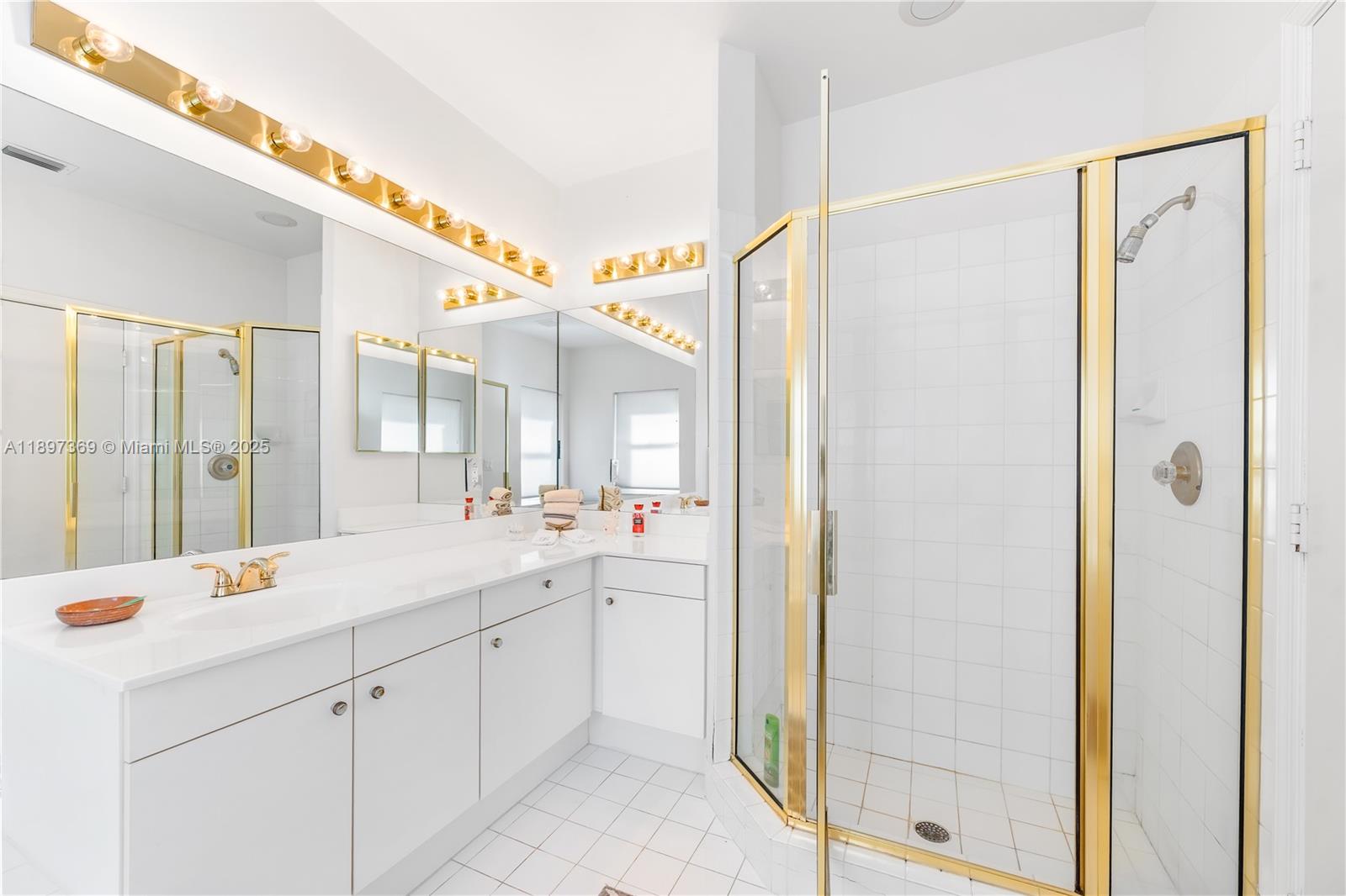 ISLAND WAY - Residential