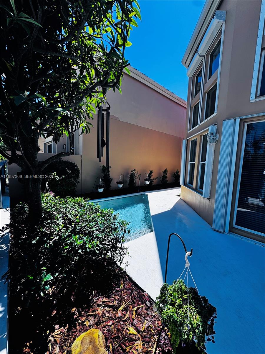 ISLAND WAY - Residential