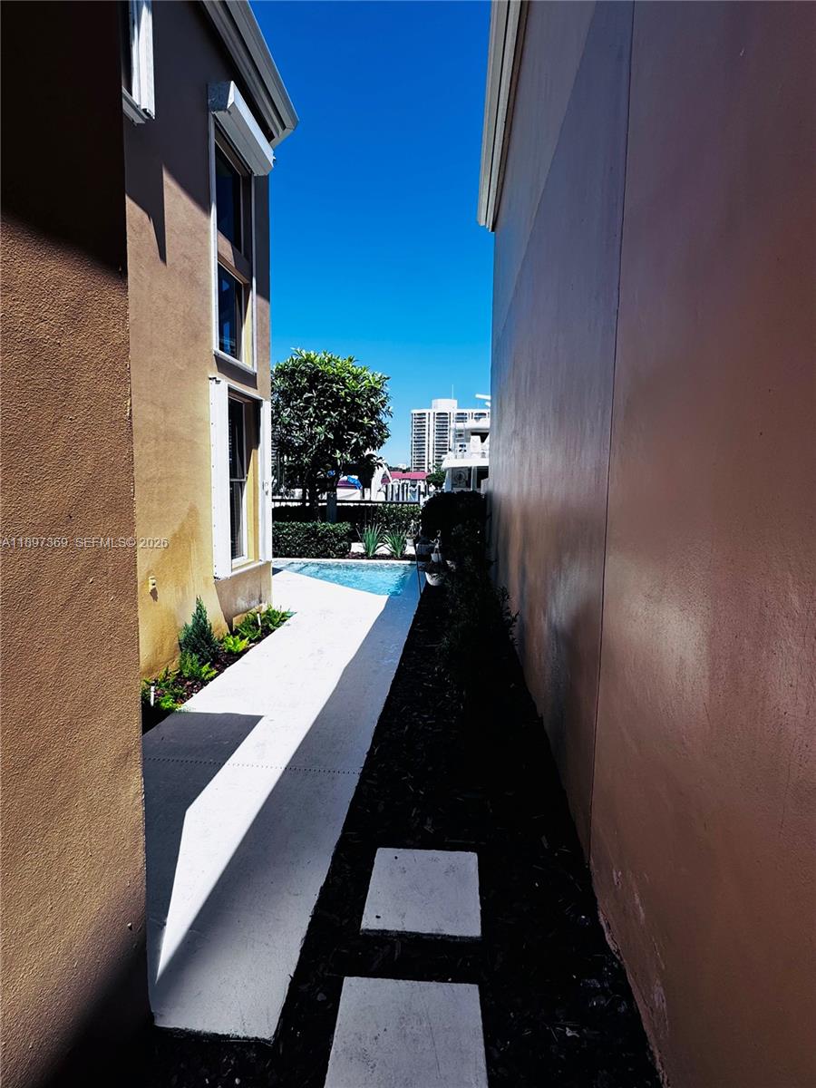 ISLAND WAY - Residential