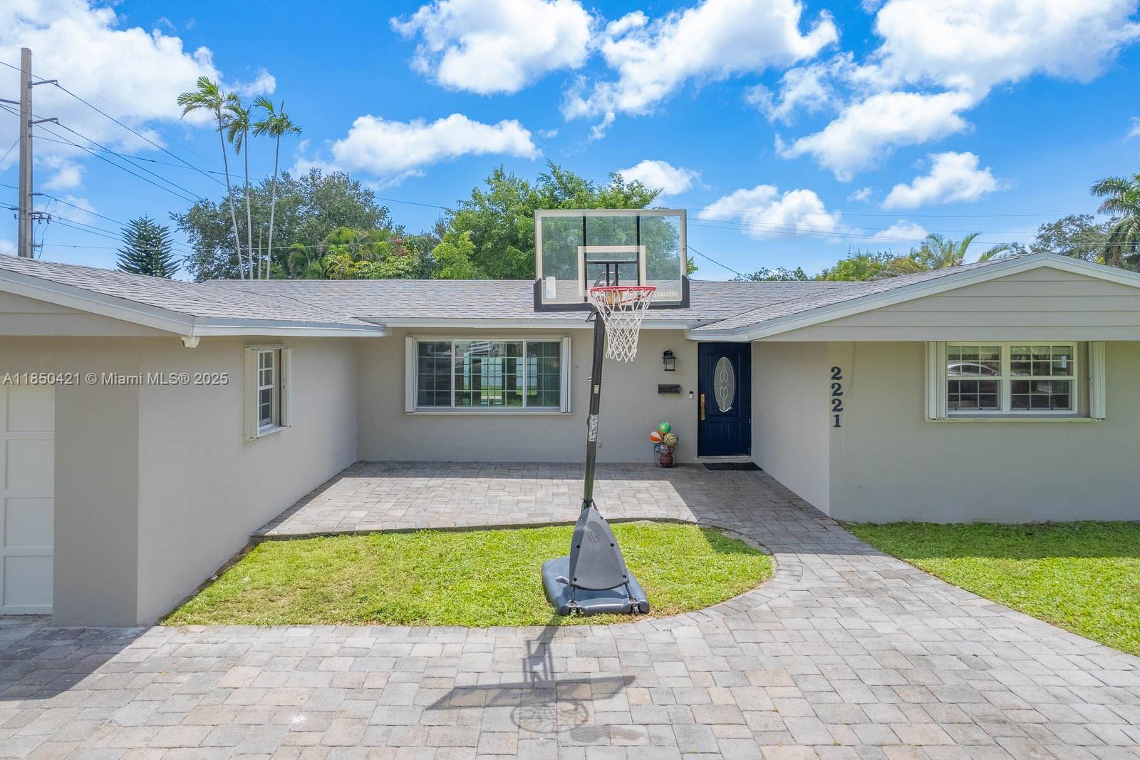 2221 N 43rd Ave