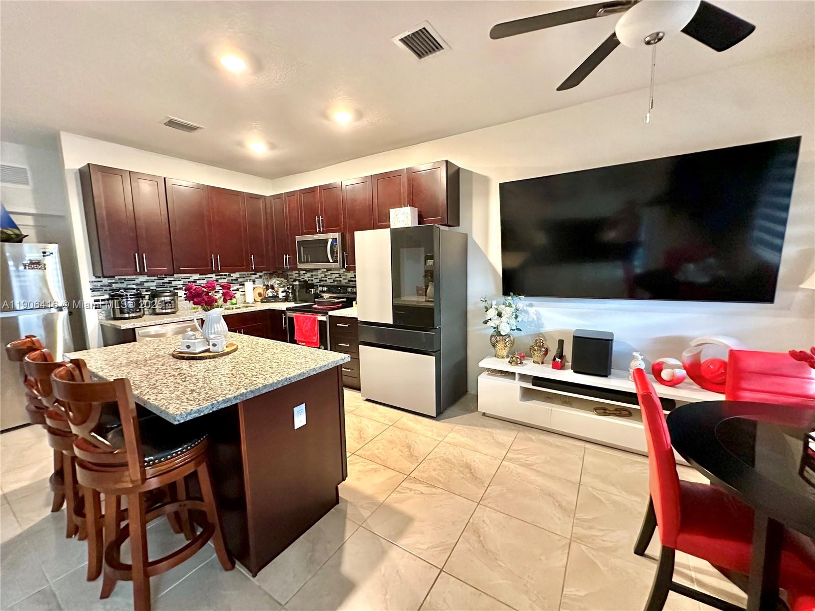 TROPICAL BREEZE TOWNHOUSE - Residential