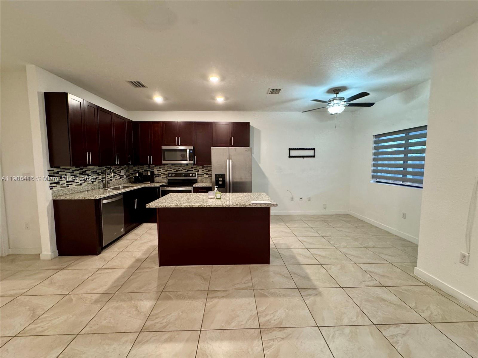 TROPICAL BREEZE TOWNHOUSE - Residential