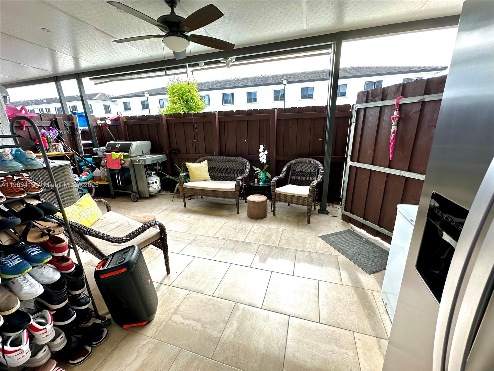 TROPICAL BREEZE TOWNHOUSE - Residential