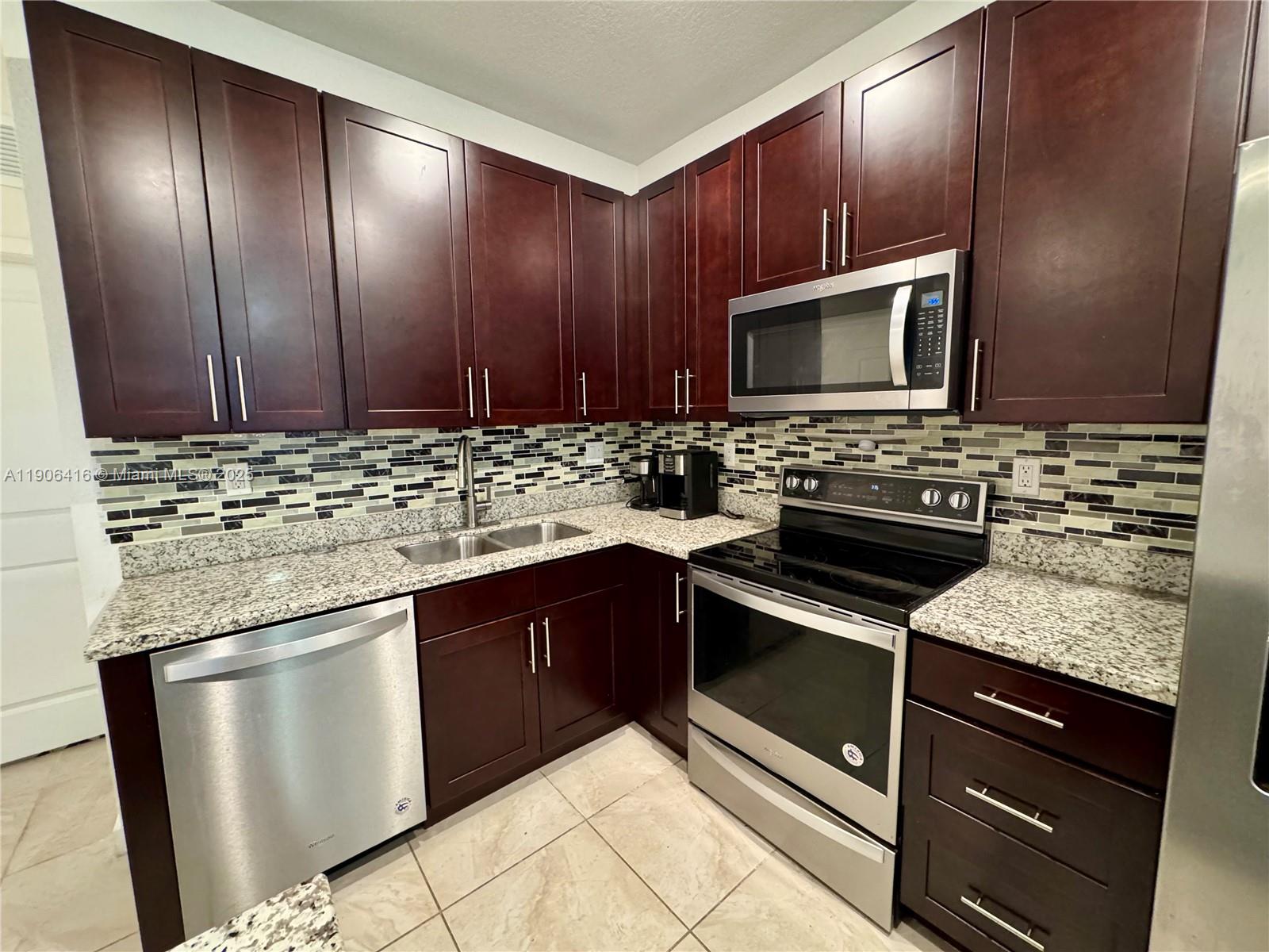 TROPICAL BREEZE TOWNHOUSE - Residential