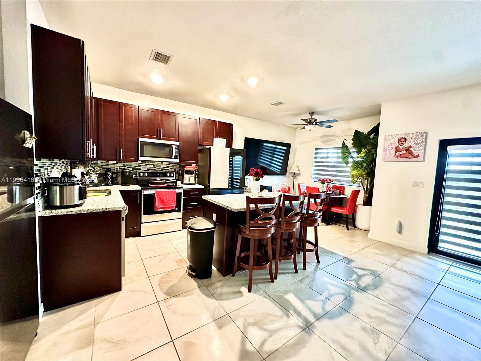 TROPICAL BREEZE TOWNHOUSE - Residential