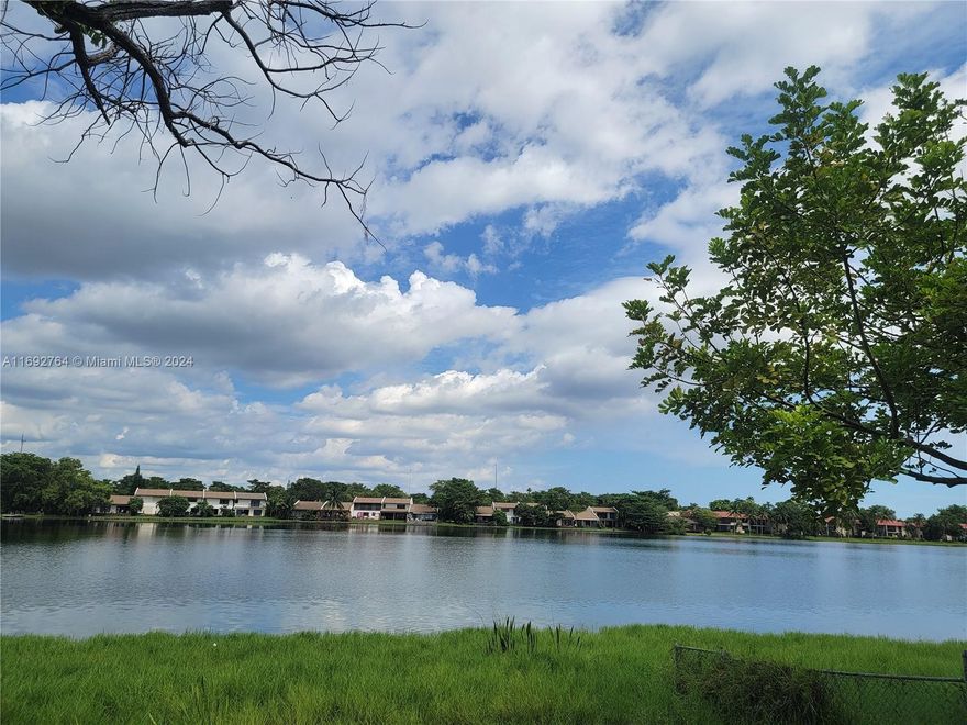 SELLER MOTIVATED ! Beautiful 1 Bedroom ,1 Badthroom 1/2 Badthroom , great community Pool,Gym, clubhose amenties including pool tables , close to the beach, shopping,malls and restaurants