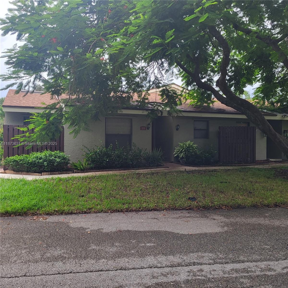 Beautiful house Corner Unit 3 bedrooms 2 bath in sought after Willowbook. Property is conveniently close to plentiful retail shopping, Boynton beach mall, main highways, restaurants and gyms. This home offers a spacious master suite with a large custom walk-in closet. This villa is well-cared-for residence offers both comfort and style, with a private yard and close proximity to the community pool and a newly installed roof that adds lasting value.