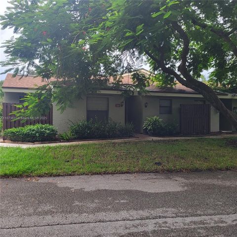Photo of 33 Meadows Dr, Boynton Beach, FL 33436 (MLS # A11873631)