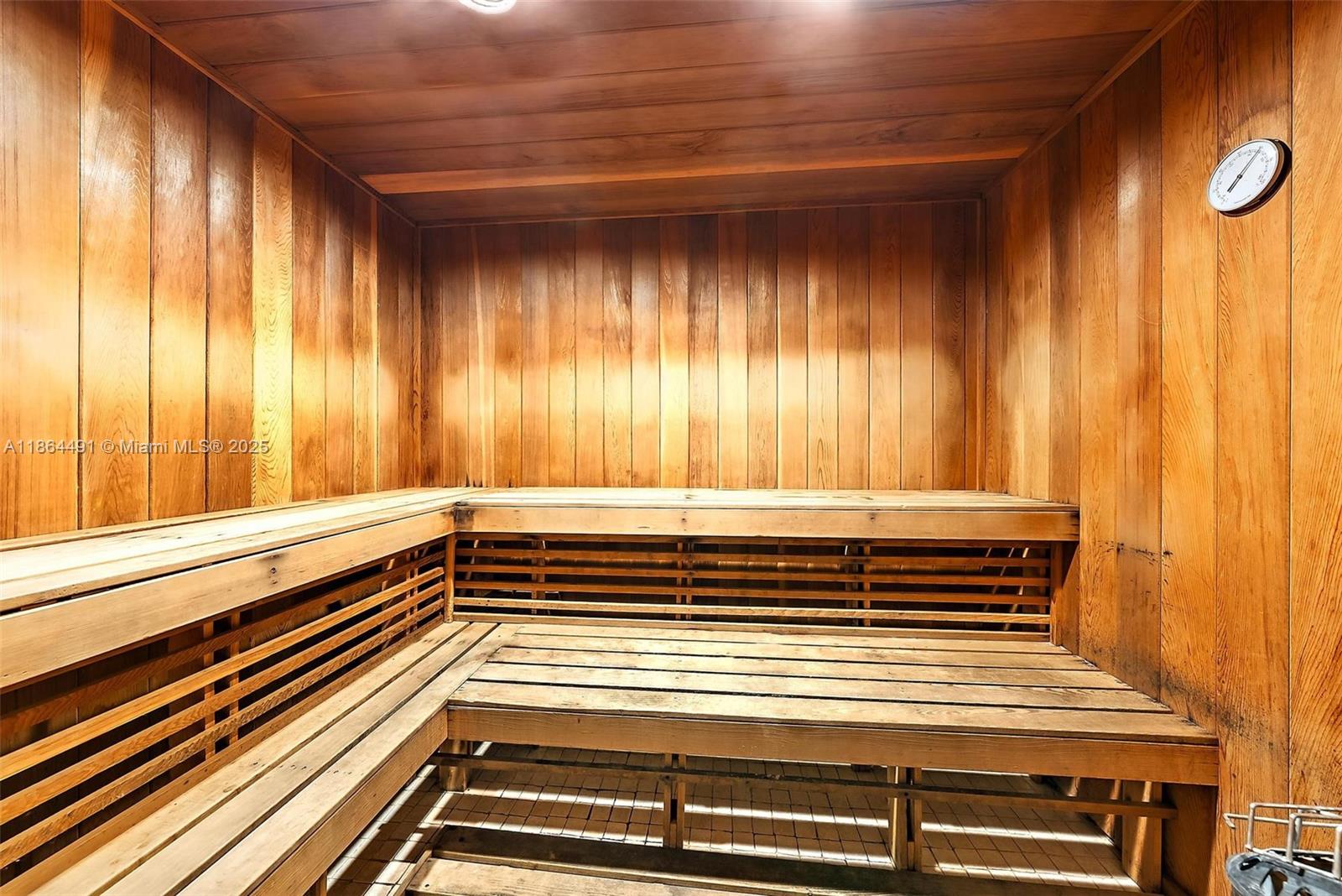 HYPOLUXOS MARINERS CAY CO - Residential