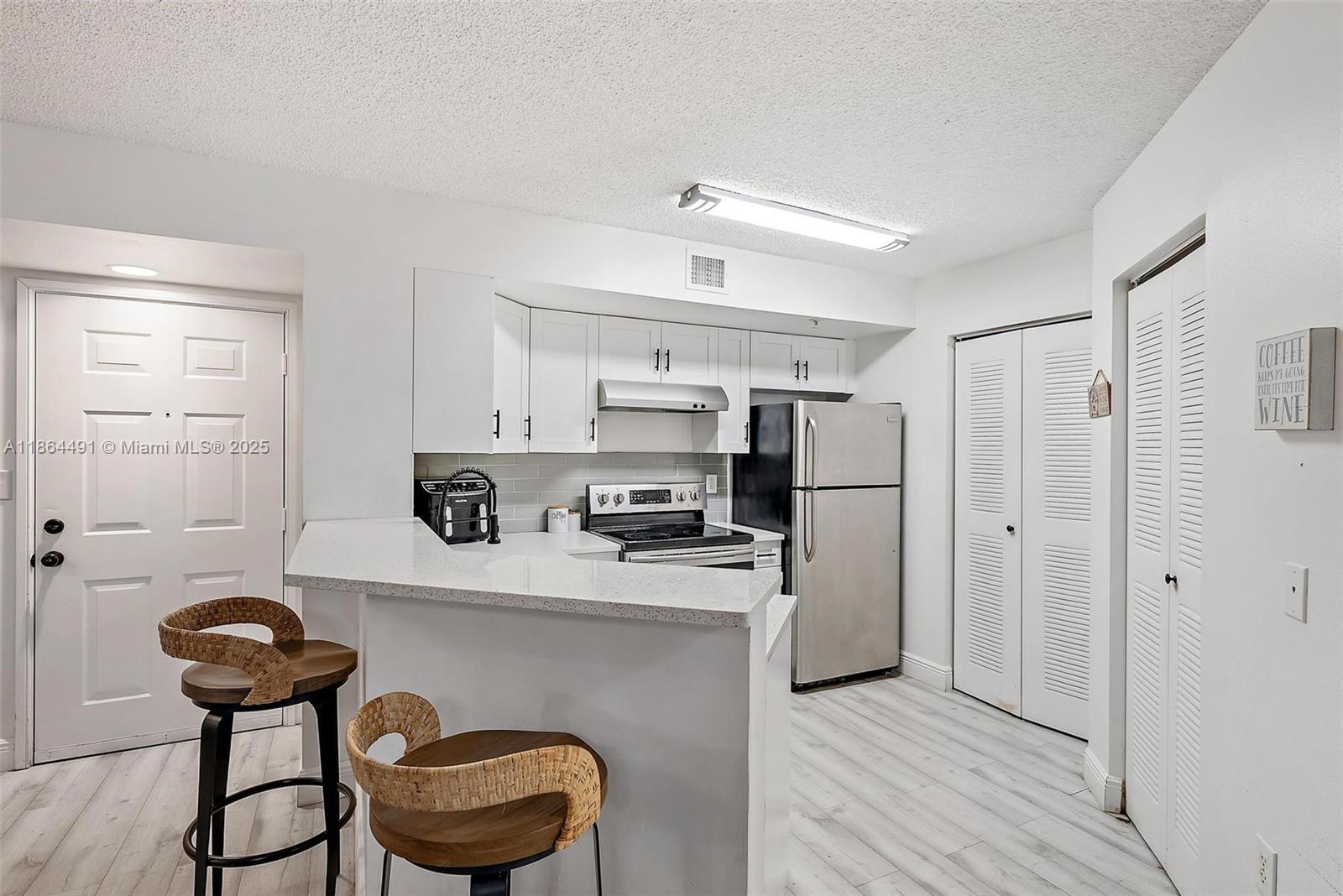 HYPOLUXOS MARINERS CAY CO - Residential