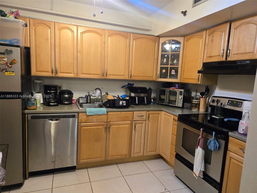 This beautiful and bright 2 bedrooms /2 bathrooms apartment is available for anual rent from December 1st. Corner unit features amazing views of the Hard Rock Hotel Guitar. Located in Hollywood close to I-95 and Turnpike. Also minutes away from the beach and downtown Hollywood. Impact windows and wraparound balcony. Has a new bathroom and a large walk-in closet. This is a great place to call home. Credt score required to be 700 and above.