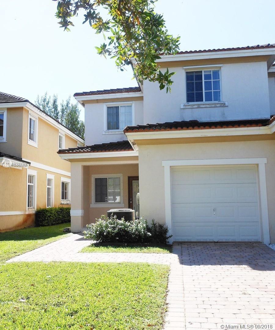 Large 3 bedroom 2.5 bathroom townhouse house with a one car garage in Mandarin Lakes. New kitchen with granite counters and stainless steel appliances, tile downstairs, brand new wood floors upstairs and an "easy care" tiled garage. The second floor features a loft area, perfect for a home office or children's play area. Don't miss out on this immaculately kept house!
