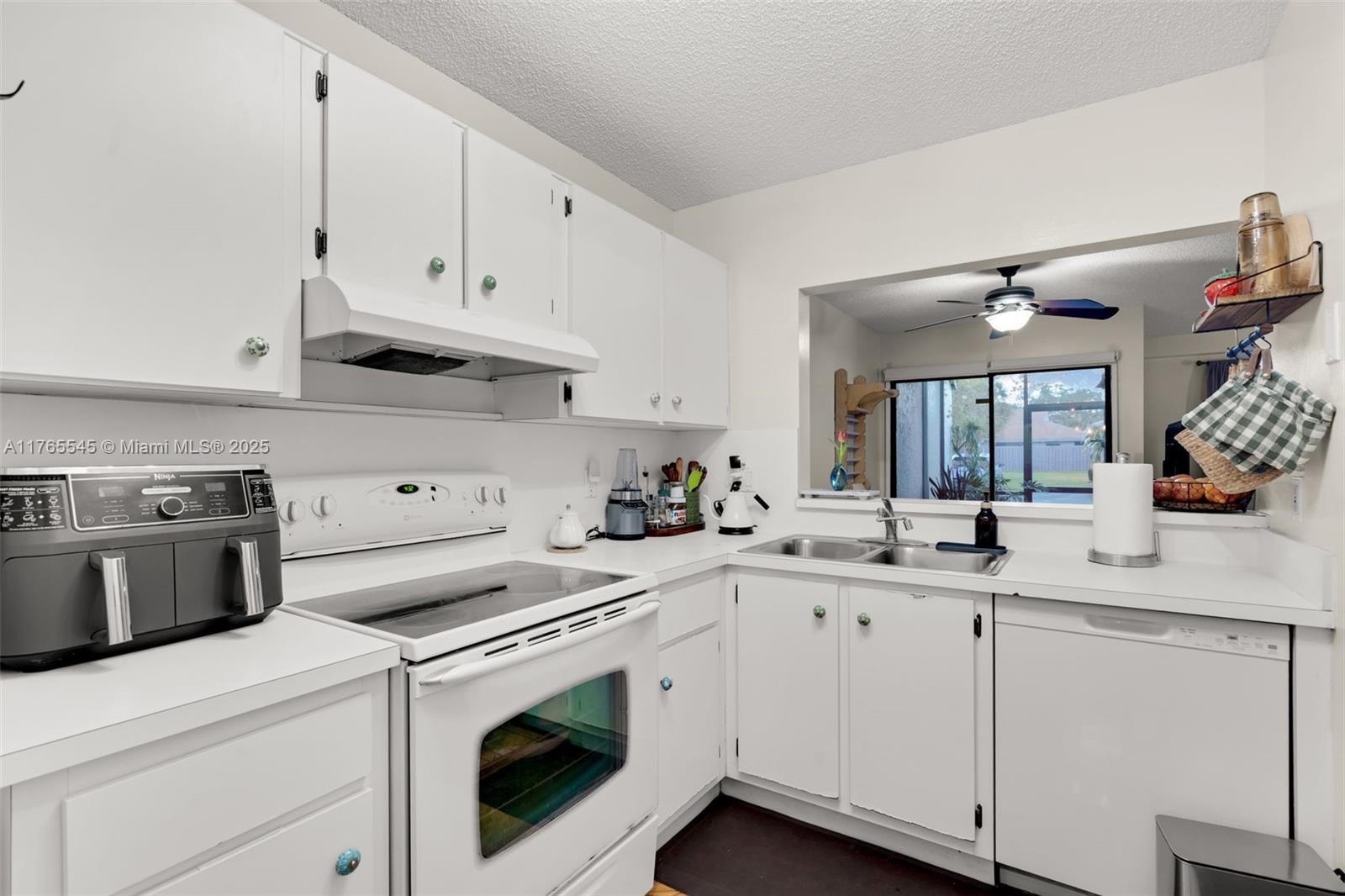 1652 N 14th Ter