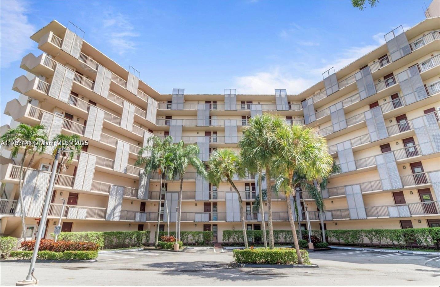 3301 N Country Club Dr 110, Aventura, Miami-Dade County, Florida - 1 Bedrooms  
2 Bathrooms - 