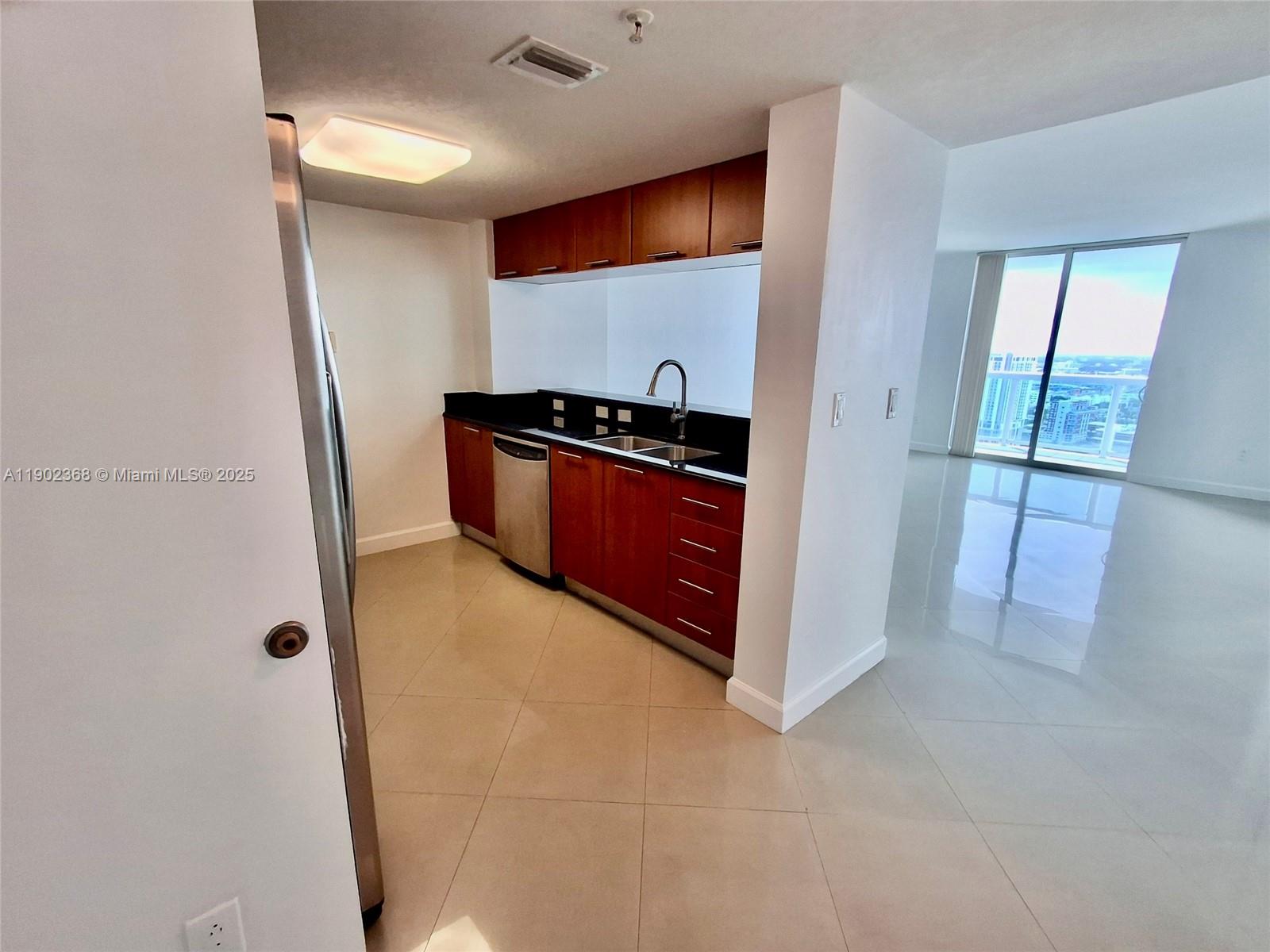1800 CLUB CONDO - Residential Lease