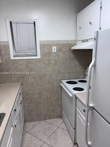 Great location in Pembroke Pines, Walking distance to Grocery, Restaurant and Public Transportation. Clean, Spacious 1/1. Large Kitchen. Washer and dryer on site and a community pool. Updated Freshly Painted an ready to move in. 1 year lease with first months rent, 1 month security deposit and $150 admin fee will move you in! There's a $15 a month required landlord liability insurances. Water, trash and sewage included!! 2 maximum pets!! with a nonrefundable deposit of $150 and $25 a month pet rent. Please summit full offer package to include CTL, ID, Background report, proof of income 2 months bank statements or 1 month pay-stubs.
Only one car per unit allowed !!!