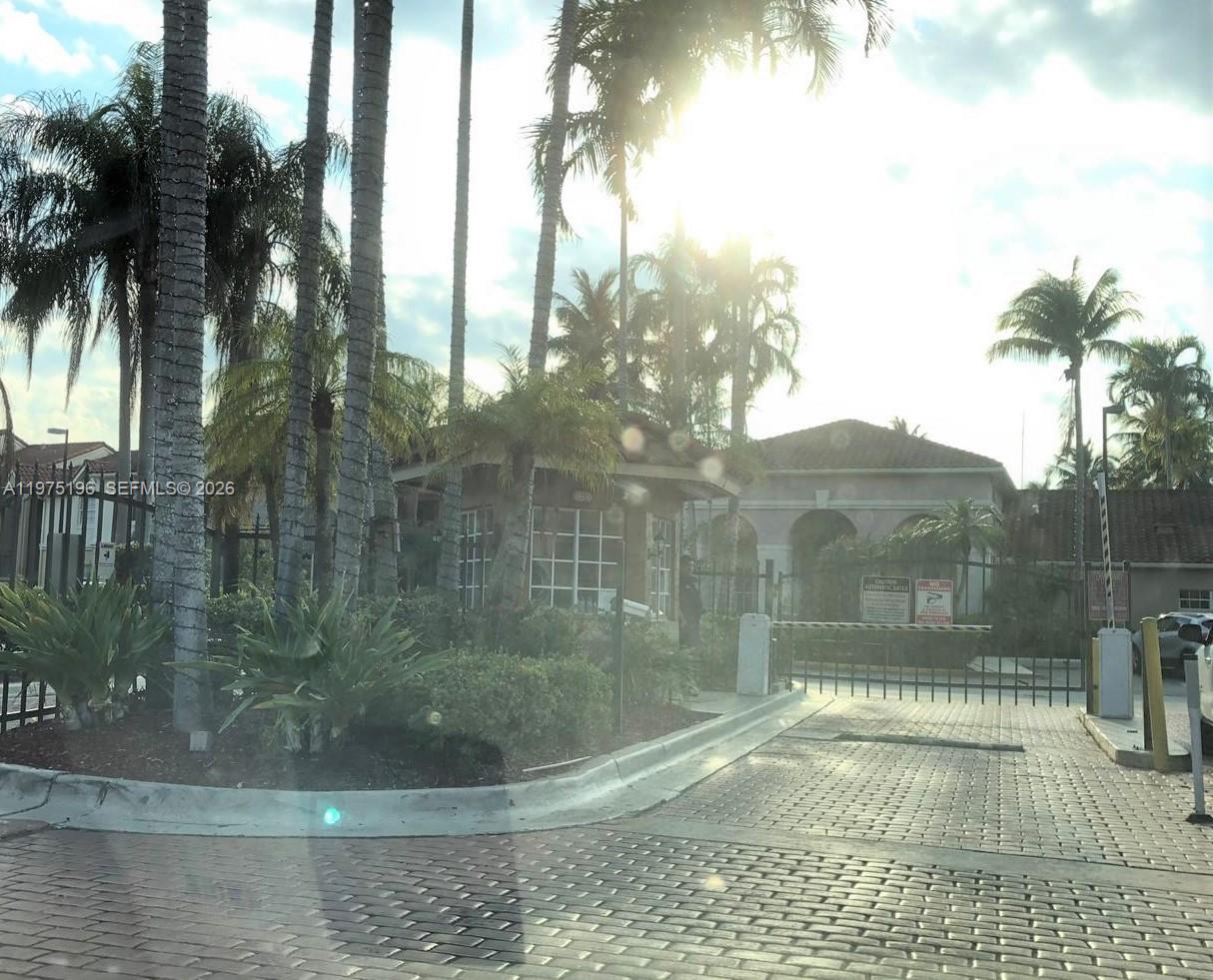 LA HACIENDA COUNTRY CLUB - Residential Lease