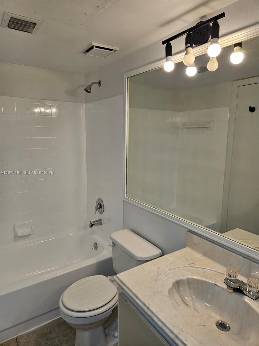 LA HACIENDA COUNTRY CLUB - Residential Lease