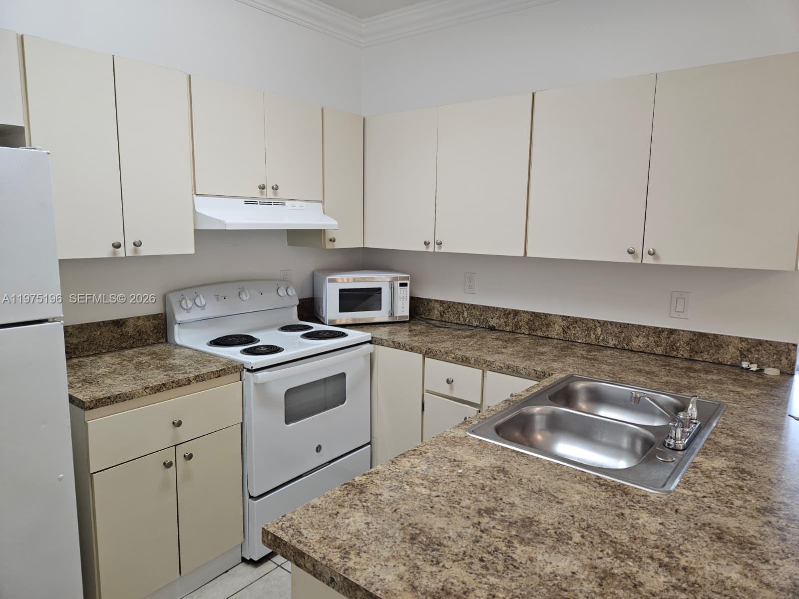 LA HACIENDA COUNTRY CLUB - Residential Lease