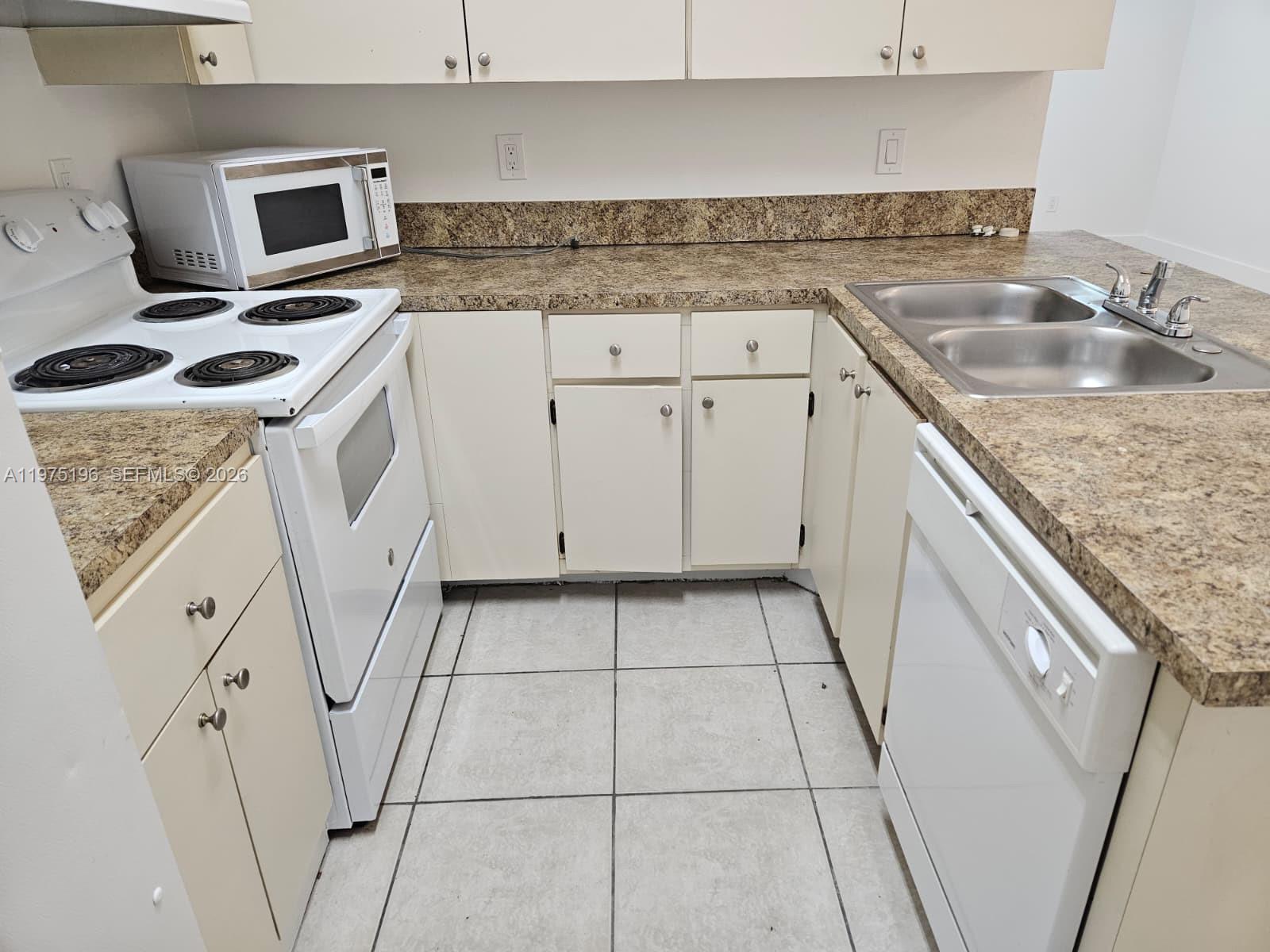 LA HACIENDA COUNTRY CLUB - Residential Lease