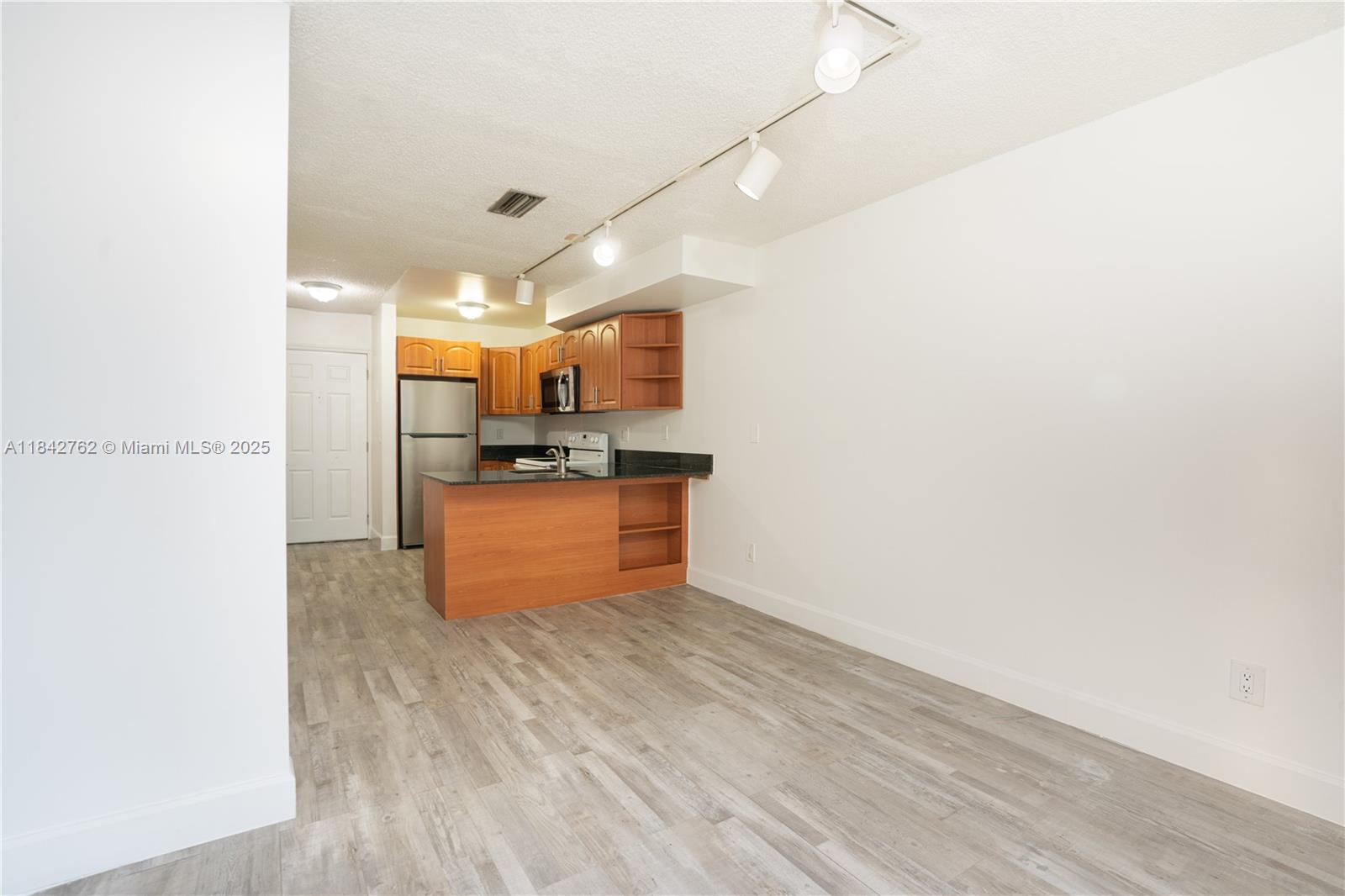 3239 W Trade Ave 8