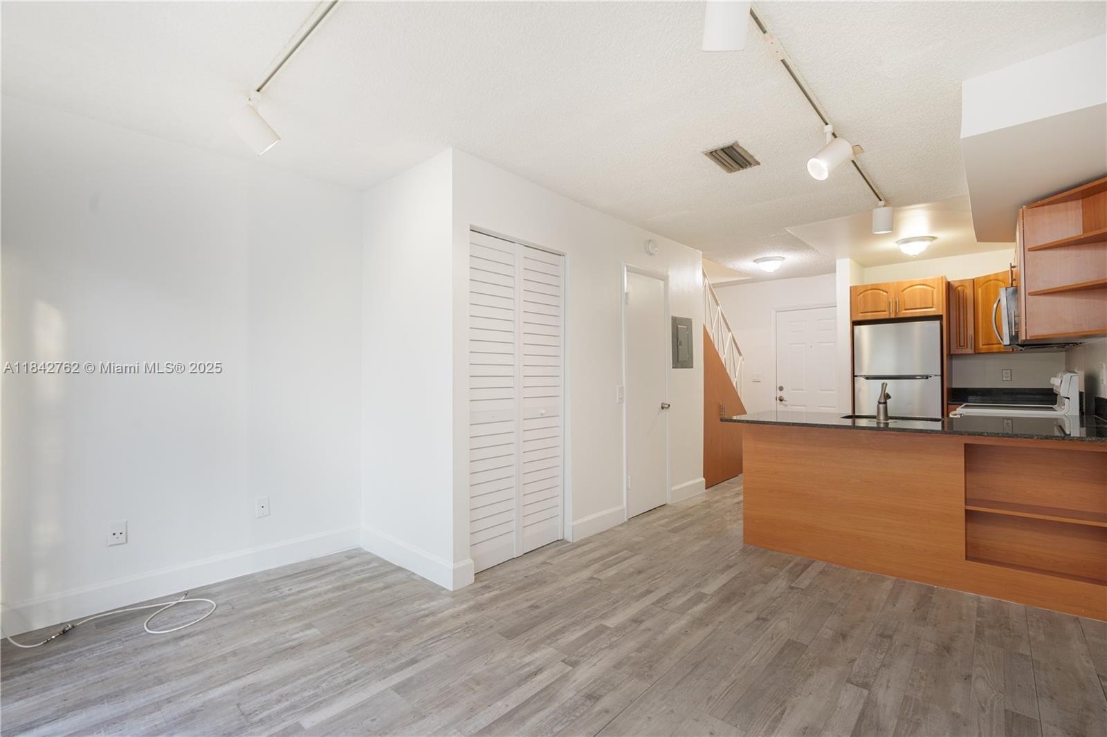 3239 W Trade Ave 8