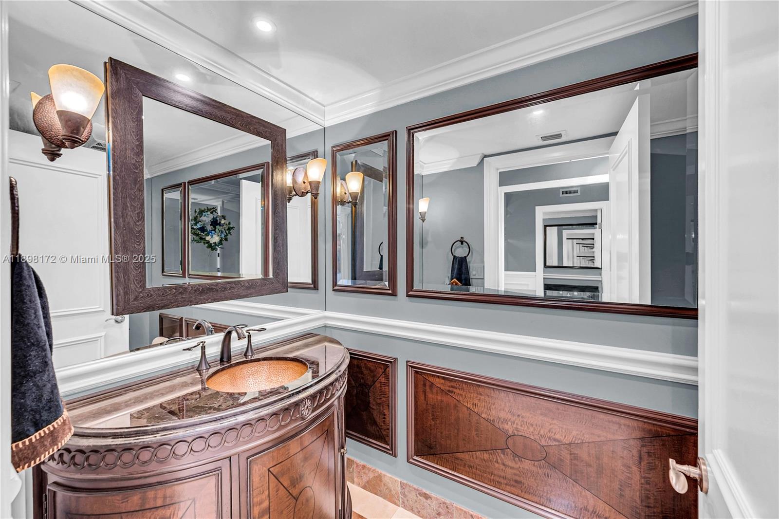 HAMPTONS SOUTH CONDO - Residential