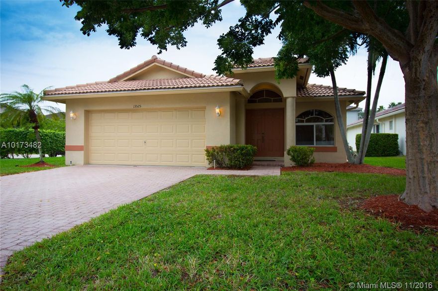 BEAUTIFULLY UPGRADED 3/2 ONE STORY POOL HOME IN WEST PLANTATION.  SPACIOUS AND OPEN FLOOR PLAN WITH A PARTIAL WATER VIEW.  CUSTOM BUILT-INS IN MASTER BEDROOM CLOSETS.  CLOSE TO SAWGRASS MILLS MALL, GREAT RESTAURANTS, GREAT SCHOOLS AND E-Z ACCESS TO 595 AND SAWGRASS EXPRESSWAY. BRAND NEW AC.  PRICED TO SELL AND EASY TO SHOW.  WILL NOT LAST.