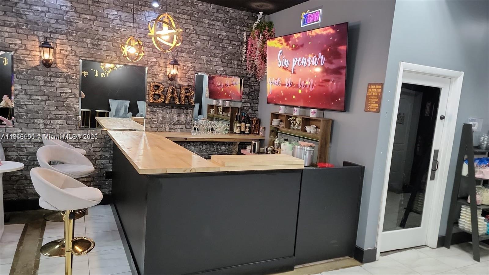 Looking for the perfect space to grow your business
?? High-traffic area with excellent visibility
?? Surrounded by established businesses and residential neighborhoods
?? Ample parking available
?? Ideal for retail, office, medical, or service-based businesses
?? Centrally located with easy access to major roads and highways