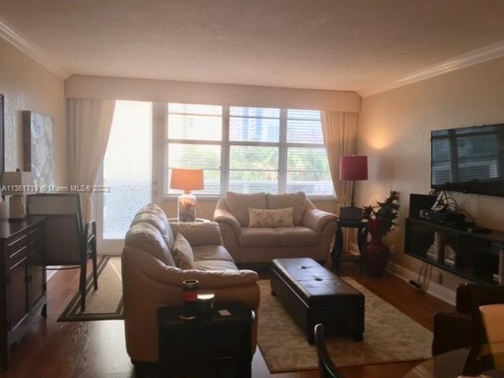 Photo of Hollywood, FL 33019 (MLS # A11361719)