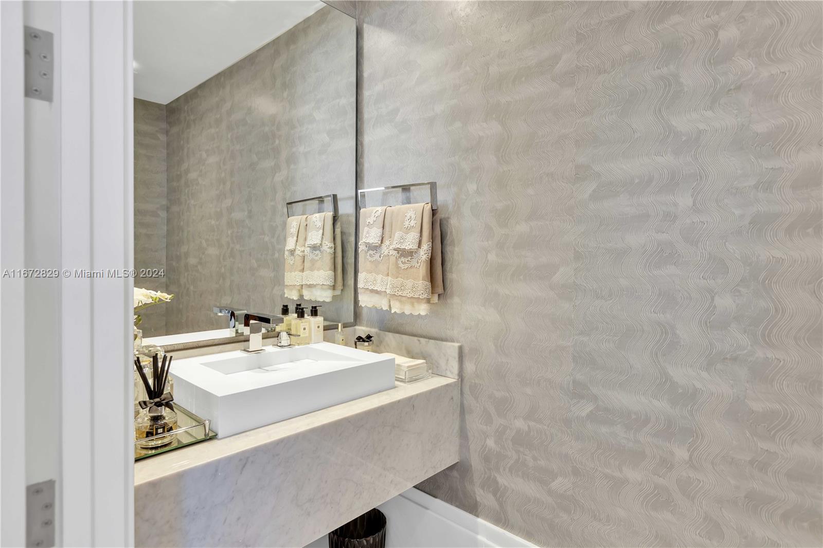 18555 COLLINS AVENUE COND - Residential