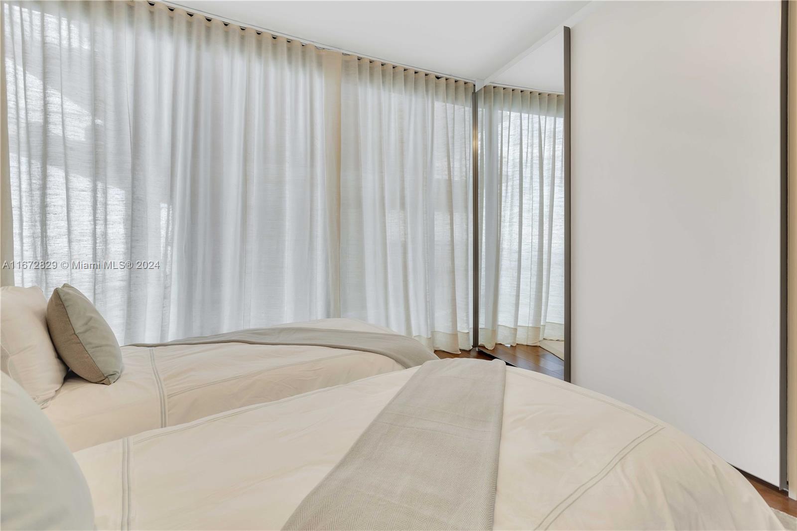 18555 COLLINS AVENUE COND - Residential