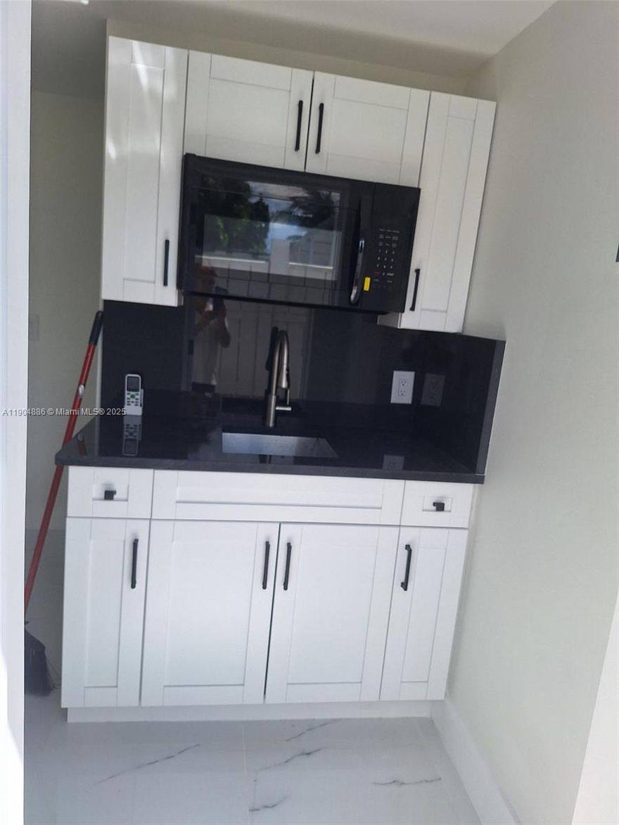 Great Studio with private entrance on a good neighborhood street close to main streets, shopping centers, and malls, ready to move in. MUST PROVIDE PROOF OF INCOME, CREDIT REPORT, AND POLICE REPORT PRIOR TO PROPERTY BEING SHOWED, NO EXCEPTIONS...