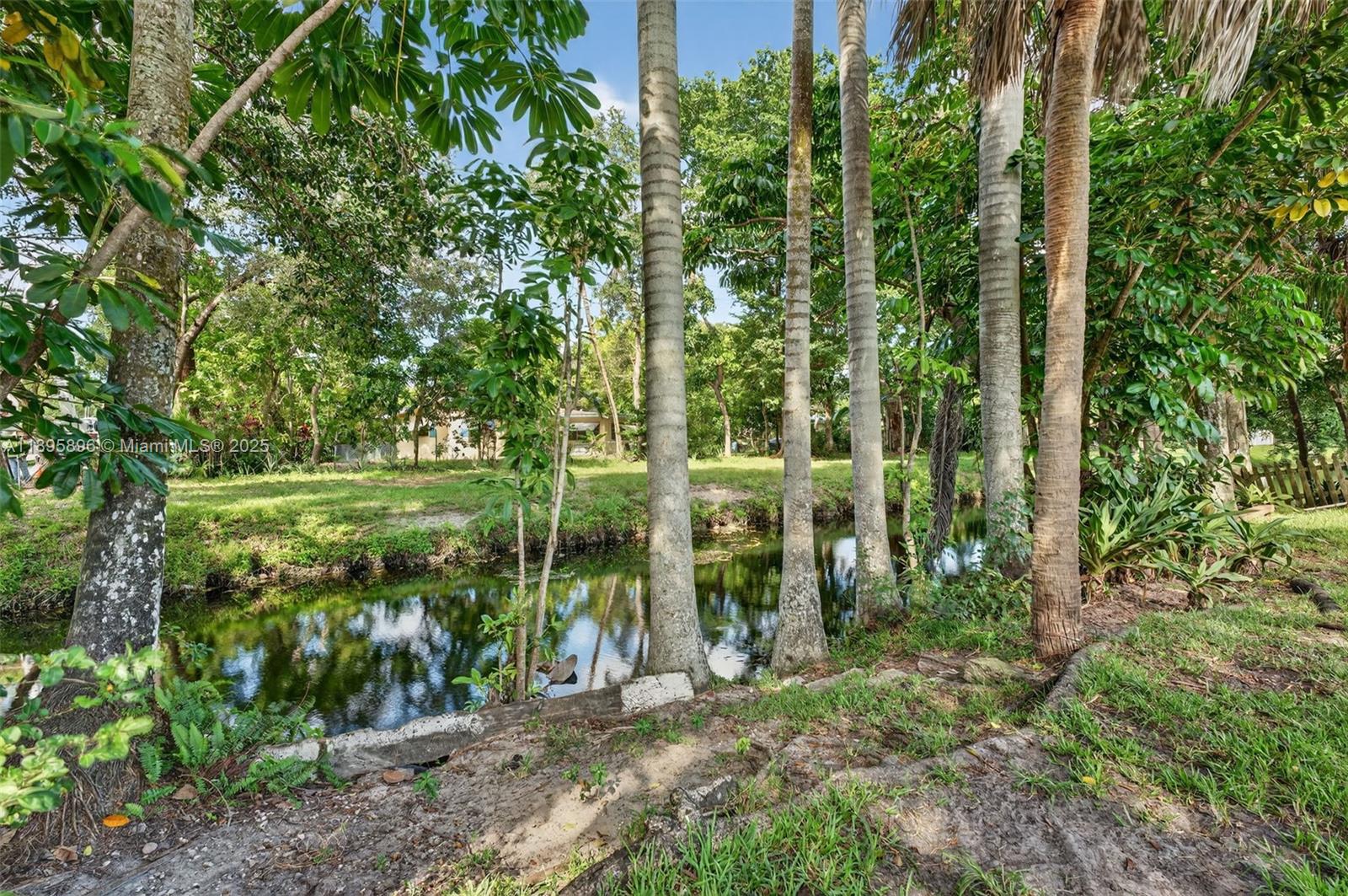 801 Holly Ln
