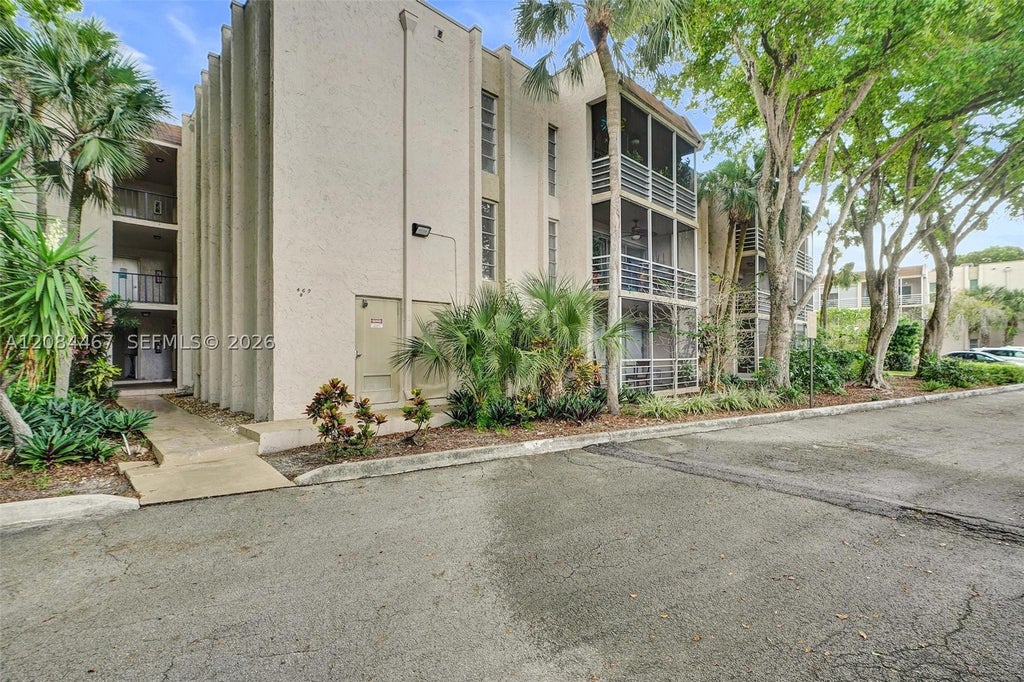 Photo of 469 N Pine Island Rd #B306, Plantation, FL 33324 (MLS # A12084467)