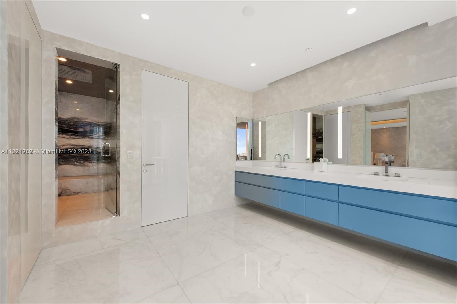 CONTINUUM ON SOUTH BEACH - Residential