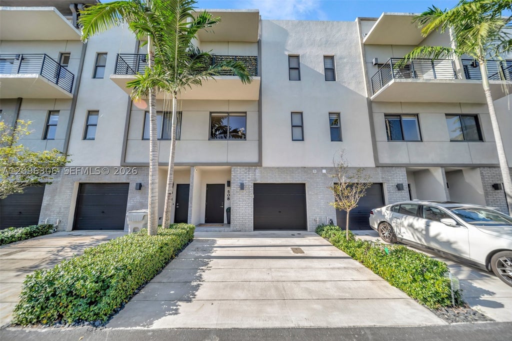 Photo of 508 SE 1st Cir, Pompano Beach, FL 33060 (MLS # A12096306)