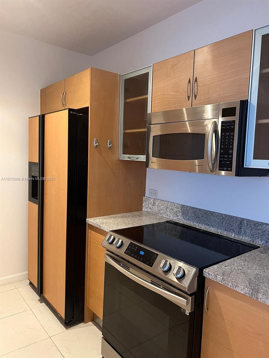 Beautiful 1/1 apartment in the heart of aventura, resort style amenities, washer and dryer inside unit, don't miss it