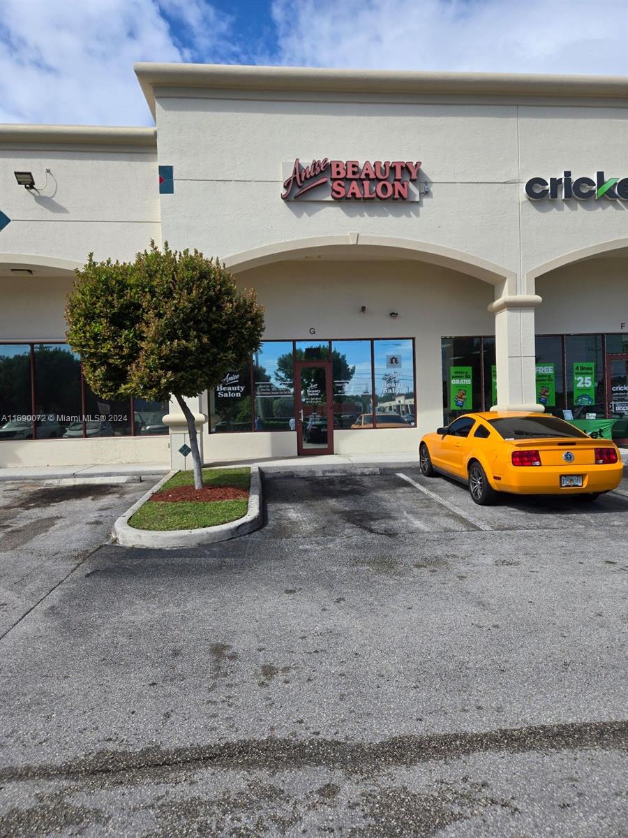 For Lease 1,343 SQ FT former beauty salon in a great location of West Palm Beach. Make this one a must show, on lock box. Call LA for additional information.