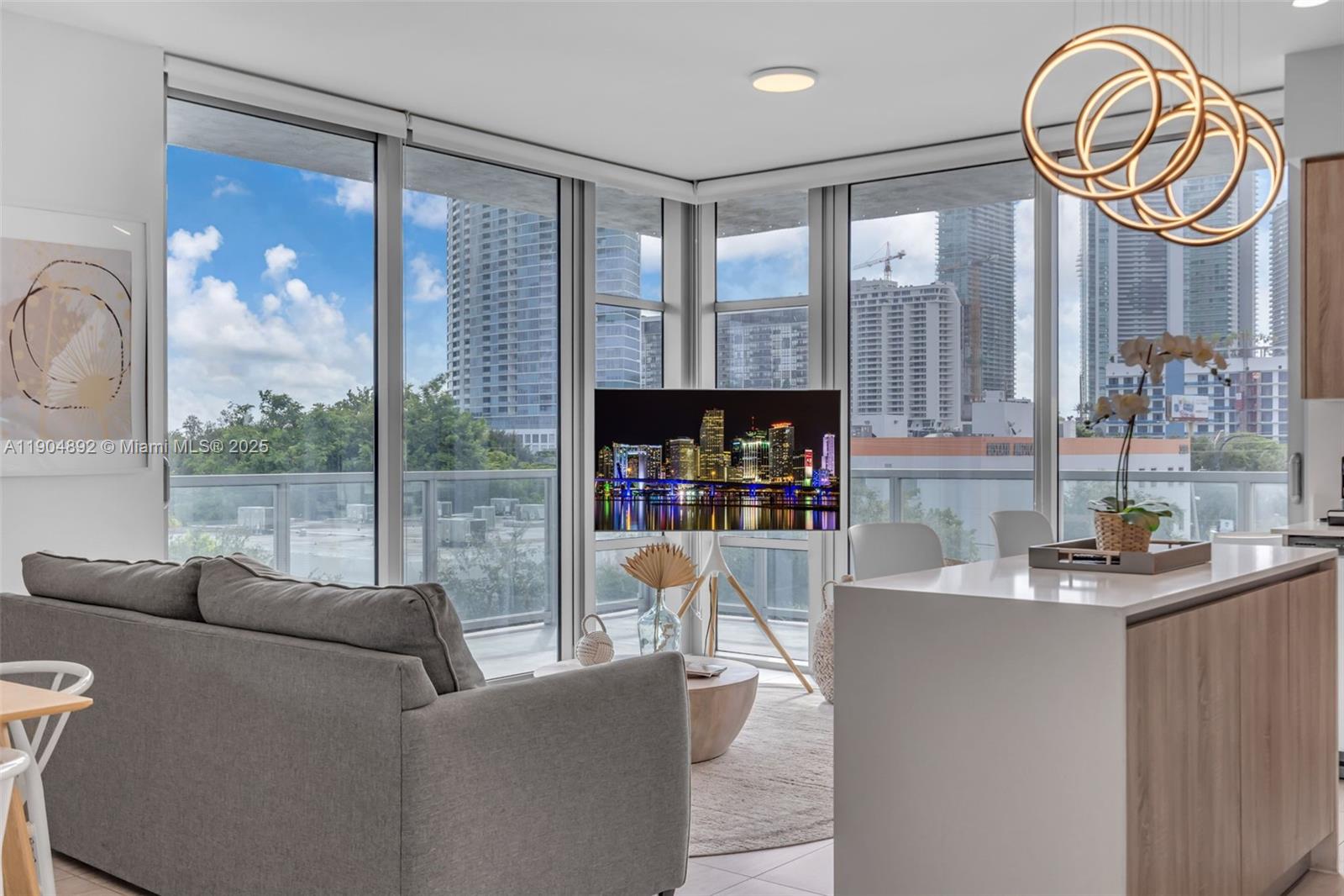 QUADRO CONDO - Residential