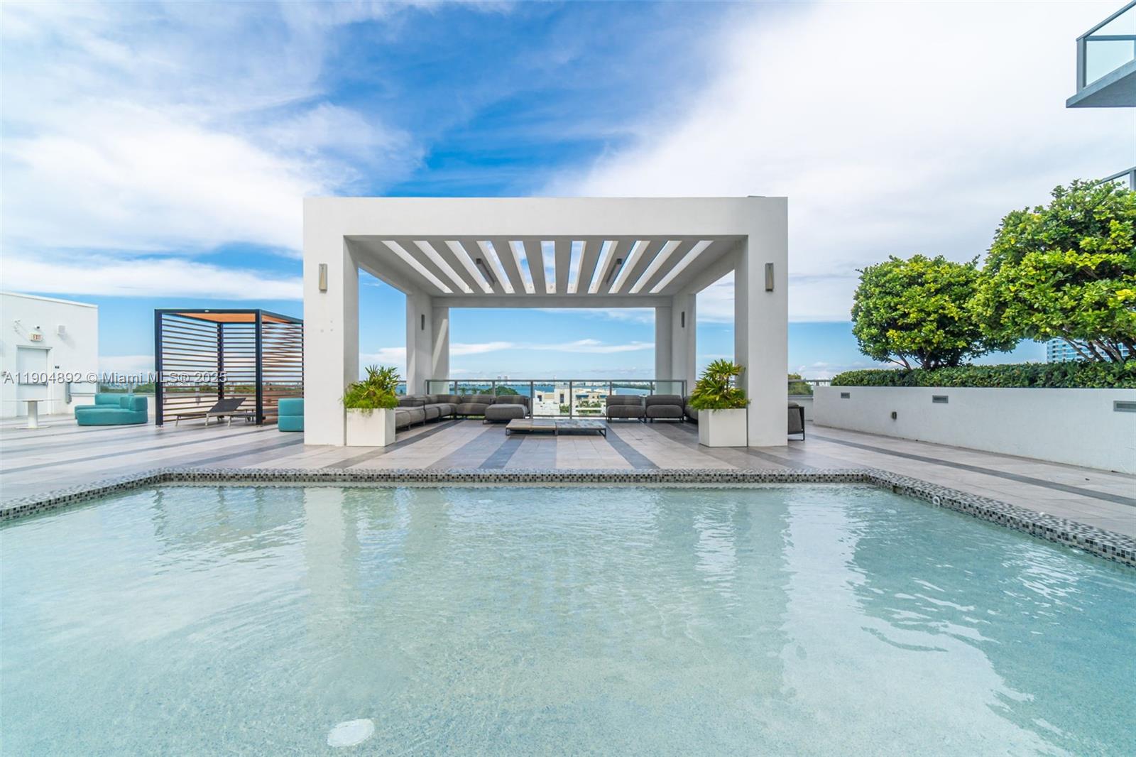 QUADRO CONDO - Residential