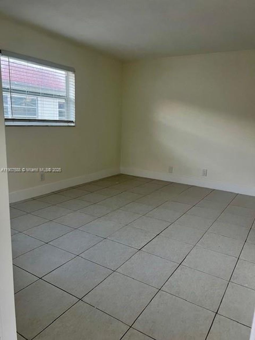 CORNER UNIT WITH WHITE  KITCHEN CABINETS, TILES THRU OUT. FRESHLY PAINTED WITH NEUTRAL COLOR WALLS & NEW BATHROOM . NICELY MAINTAINED COMPLEX. GREAT LOCATION FOR NOVA SOUTHEASTERN UNIVERSITY STUDENTS, CLOSE TO 595 AND ALL MAJOR HIGHWAYS. LAUNDRY ON SITE, COMMUNITY POOL, TENANT TO PAY SCREENING FEE $100.00 TO R1S1 REALTY