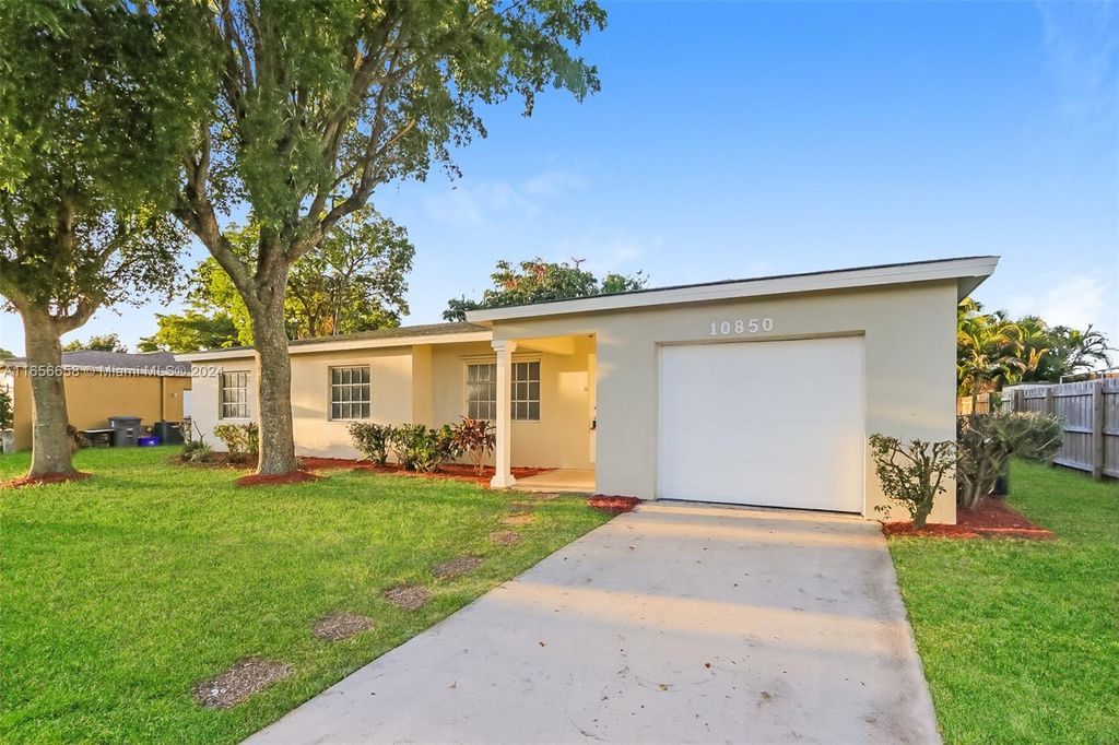 Photo of 10850 Eureka St, Boca Raton, FL 33428 (MLS # A11656658)