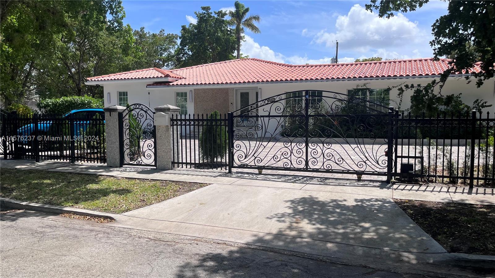 Property for Sale at 400 Sw 24th Rd, Miami, Broward County, Florida - Bedrooms: 4 
Bathrooms: 4  - $2,950,000