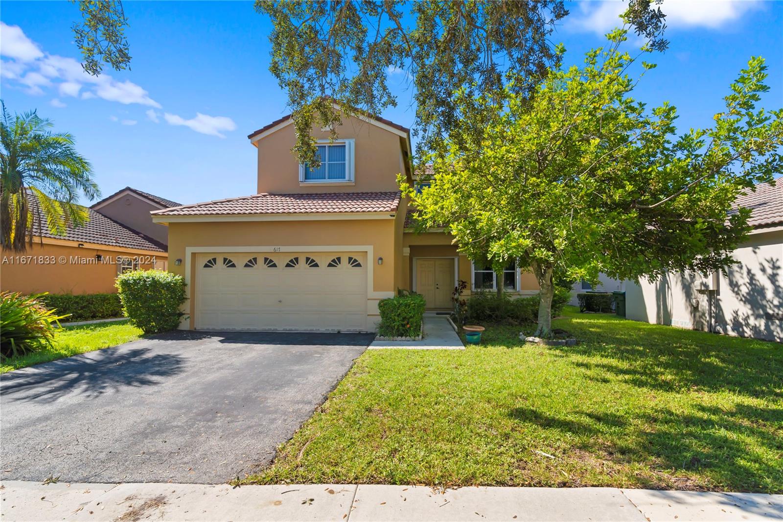 Spacious 4-Bedroom Home for Rent in Weston, FL – Prime Location Near Top Schools!
This 4-bedroom, 2.5-bathroom single-family home is nestled in a quiet, family-friendly community, just minutes from Cypress Bay High School and other top-rated schools. With plenty of space and natural light, this home is perfect for families looking for comfort and convenience.
Enjoy a large living and dining area, a functional kitchen, and a spacious backyard, ideal for outdoor activities. The property also features a two-car garage and is located close to parks, shopping, dining, and everything Weston has to offer.