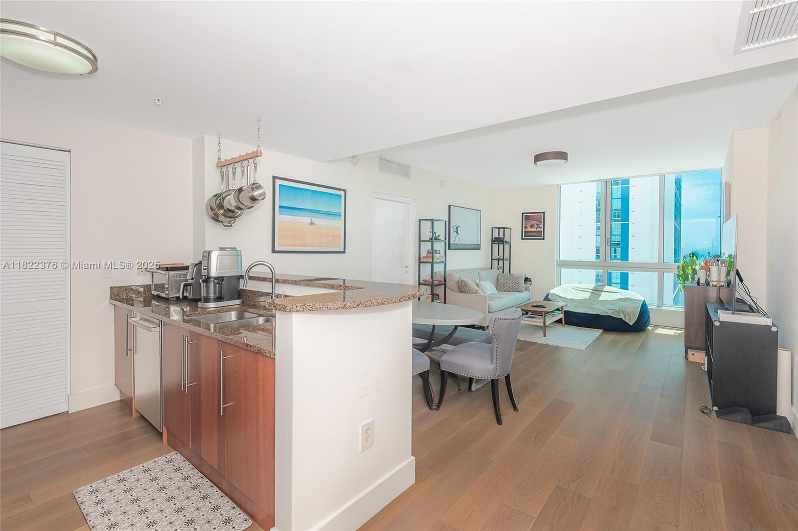 MET 1 CONDO - Residential