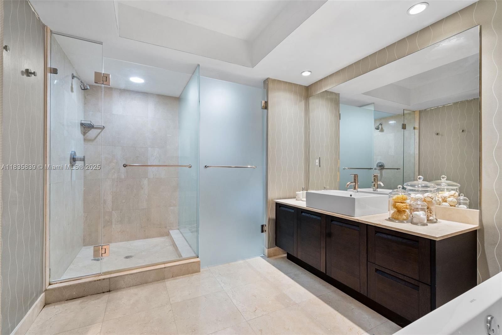 ST TROPEZ ON THE BAY 1 CO - Residential